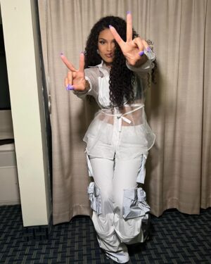 Jordin Sparks Instagram - I LOVEDDD this look from the other night! It’s giving part 90’s part 00’s Pop Princess! Glam squad smashing it as always! A week and a 1/2 til ‘No Restrictions!” 🤍

My girlssss:

@latisharankin 
@jenniferjocelyn