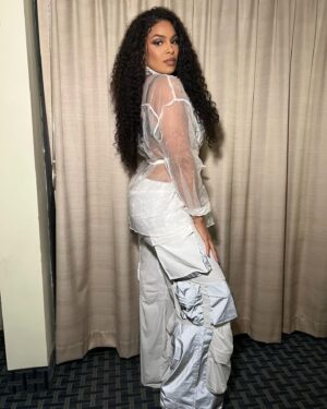 Jordin Sparks Instagram - I LOVEDDD this look from the other night! It’s giving part 90’s part 00’s Pop Princess! Glam squad smashing it as always! A week and a 1/2 til ‘No Restrictions!” 🤍

My girlssss:

@latisharankin 
@jenniferjocelyn