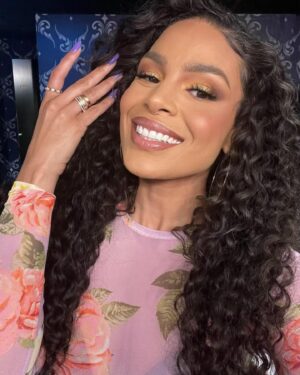 Jordin Sparks Instagram - Shiningggg for DC! Glam squad has been smashing it! 🌹

Face: @latisharankin 
Hair: @jenniferjocelyn 

PS:
Oooh look mY mAkEuP dOeSn’T MaTcH mY hANdS! 🤪🙄