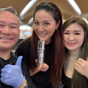 Joyce Tang Lai-Ming Instagram - 竟然可以喺馬來西亞機場見到我「偶像」
佢真係我偶像，
佢嘅人氣絕對比我紅好多好多倍
呢排成日藐大小姐，，藐到下巴都歪埋
好彩 好彩有Master Chris
#chrisleong #malaysia @masterchrisleong