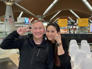 Joyce Tang Lai-Ming Instagram - 竟然可以喺馬來西亞機場見到我「偶像」
佢真係我偶像，
佢嘅人氣絕對比我紅好多好多倍
呢排成日藐大小姐，，藐到下巴都歪埋
好彩 好彩有Master Chris
#chrisleong #malaysia @masterchrisleong