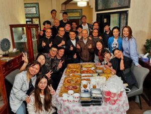 Joyce Tang Lai-Ming Instagram - 祝朱sir 榮休，多謝多年照顧❤️
#愛回家之開心速遞 #熊家人