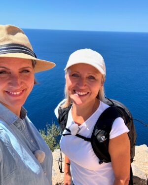 Judith Rakers Instagram - Kommt ihr mit nach Mallorca? Heute Abend um 20.15 Uhr im NDR-Fernsehen. Viele Reisetipps, bekannte Orte, Geheimtipps und die Frage: Wie kann nachhaltiger Tourismus auf dieser Trauminsel aussehen? Jan Hofer ist auch dabei 😍… und ich bin in eine Höhle getaucht. SPEKTAKULÄR!!! Mein TV-Tipp für heute Abend: „Wunderschön - Mallorca. Insel der Sehnsucht“ ❤️ #reisereportage #wunderschön #wanderlust #urlaubsinspiration #Mallorca #NDR @bavaria_entertainment @ardmediathek