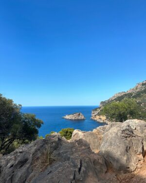 Judith Rakers Instagram - Kommt ihr mit nach Mallorca? Heute Abend um 20.15 Uhr im NDR-Fernsehen. Viele Reisetipps, bekannte Orte, Geheimtipps und die Frage: Wie kann nachhaltiger Tourismus auf dieser Trauminsel aussehen? Jan Hofer ist auch dabei 😍… und ich bin in eine Höhle getaucht. SPEKTAKULÄR!!! Mein TV-Tipp für heute Abend: „Wunderschön - Mallorca. Insel der Sehnsucht“ ❤️ #reisereportage #wunderschön #wanderlust #urlaubsinspiration #Mallorca #NDR @bavaria_entertainment @ardmediathek
