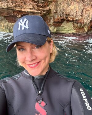 Judith Rakers Instagram - Kommt ihr mit nach Mallorca? Heute Abend um 20.15 Uhr im NDR-Fernsehen. Viele Reisetipps, bekannte Orte, Geheimtipps und die Frage: Wie kann nachhaltiger Tourismus auf dieser Trauminsel aussehen? Jan Hofer ist auch dabei 😍… und ich bin in eine Höhle getaucht. SPEKTAKULÄR!!! Mein TV-Tipp für heute Abend: „Wunderschön - Mallorca. Insel der Sehnsucht“ ❤️ #reisereportage #wunderschön #wanderlust #urlaubsinspiration #Mallorca #NDR @bavaria_entertainment @ardmediathek