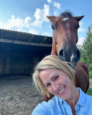 Judith Rakers Instagram - „Sag mal Hallo!“ - Charlie und Sazou endlich wieder zusammen 🐴🐴❤️❤️ #motherandson #charliechocolate #Hengstfohlen2021 #holsteinerhorse #sazoumeinmädchen #partnerincrime