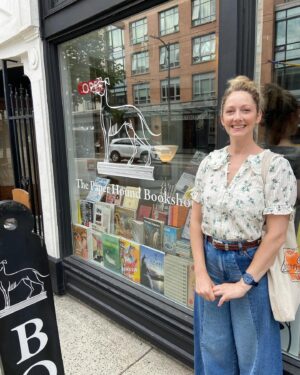 Judy Greer Instagram - My favorite bookstore in Vancouver @thepaperhound - also the best merch cause the tote has a dog on it!! 

#thepaperhoundbookshop