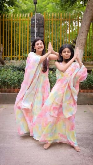 Juhi Parmar Instagram - The month when Bappa is coming home, the month of Dhol and sweets, of lots and lots of dance and family time as we all welcome our loving Bappa 🙏 Ganpati Bappa Morya 🙏

Twinning outfits: @critter.kids 
.
.
.
#ganpati #ganpatibappamorya #festivalswithjuhi #ganpati2024 #ganpatidance #motherdaughterdance #ganeshchaturti