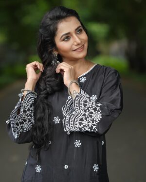 Jui Gadkari Instagram - Black is the colour of elegance!

Blacked in @bunaai 
Hair- @sanjana_patil165 
Asstd by- @its.alvina_ 
Makeup- by me
Captured by- @bhim.gaikwad @chitr_sparsh @chinmayyelve7 

#juigadkari #marathimulgi #actress #sayali #ttm #black #bunaai
