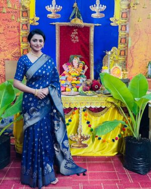 Jui Gadkari Instagram - Today at the @abpmajhatv office for bappachi aarti and an interview! Watch me today at 4.30 pm on Abp maza! 

#juigadkari #sayali #ttm #marathimulgi #actress