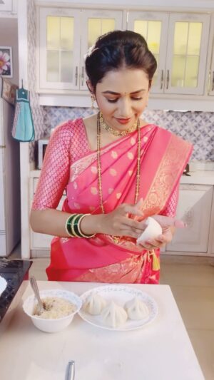 Jui Gadkari Instagram - Sometimes i do real cooking things as they are needed in cooking scenes!!! Today it was making modaks! Who would not love to! So i made these as they were needed!!! How many did u eat today??? 

Vc- @pranita26_official_ 

#ganpatibappamorya #festival #ganpati #starpravah #juigadkari #sayali #marathiactress #marathimulgi #actress #tradition #modak #love #loveforcooking #india