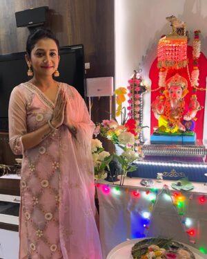 Jui Gadkari Instagram - गणपती बाप्पा मोरया 💐🙏😇 

#juigadkari #family #ganpati #festival #india #tradition #marathimulgi #actress