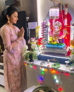 Jui Gadkari Instagram - गणपती बाप्पा मोरया 💐🙏😇 

#juigadkari #family #ganpati #festival #india #tradition #marathimulgi #actress