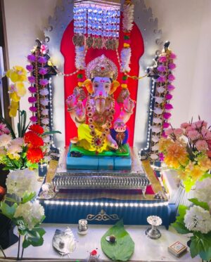 Jui Gadkari Instagram - गणपती बाप्पा मोरया 💐🙏😇 

#juigadkari #family #ganpati #festival #india #tradition #marathimulgi #actress
