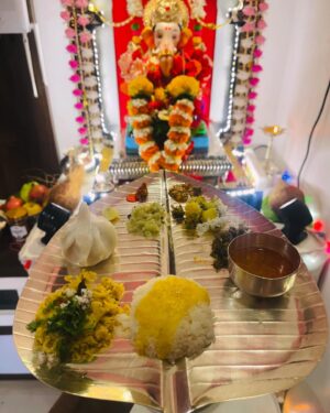 Jui Gadkari Instagram - गणपती बाप्पा मोरया 💐🙏😇 

#juigadkari #family #ganpati #festival #india #tradition #marathimulgi #actress