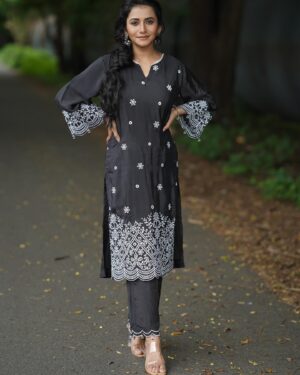 Jui Gadkari Instagram - Black is the colour of elegance!

Blacked in @bunaai 
Hair- @sanjana_patil165 
Asstd by- @its.alvina_ 
Makeup- by me
Captured by- @bhim.gaikwad @chitr_sparsh @chinmayyelve7 

#juigadkari #marathimulgi #actress #sayali #ttm #black #bunaai
