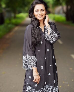 Jui Gadkari Instagram - Black is the colour of elegance!

Blacked in @bunaai 
Hair- @sanjana_patil165 
Asstd by- @its.alvina_ 
Makeup- by me
Captured by- @bhim.gaikwad @chitr_sparsh @chinmayyelve7 

#juigadkari #marathimulgi #actress #sayali #ttm #black #bunaai