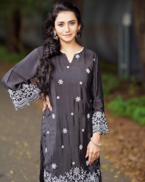 Jui Gadkari Instagram - Black is the colour of elegance!

Blacked in @bunaai 
Hair- @sanjana_patil165 
Asstd by- @its.alvina_ 
Makeup- by me
Captured by- @bhim.gaikwad @chitr_sparsh @chinmayyelve7 

#juigadkari #marathimulgi #actress #sayali #ttm #black #bunaai