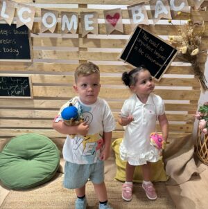 Julia Paredes Instagram - Notre petit prince est rentré en première année de maternelle, mais toujours à @odysseynurserymeydan @officialodysseynursery car ils font FS1 et FS2 l’équivalent de la petite et moyenne section . Ça permet à Vittorio de rester dans son élément avec sa maîtresse et en plus, cerise sur le gâteau, cette année il a sa Lili avec lui 🥰 (faites défiler les photos). 
Dans cette nursery ils prennent soin de lui, lui donne beaucoup d’amour et un très bon apprentissage par le jeu avec la pédagogie  Reggio . Bref on adore cet endroit et notre petit Vitto aussi ❤️
#nursery#backtoschool#reggio#odyssey#meydan#kids#son#dubai#collaboration