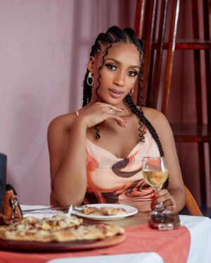 Julia Samantha Edima Instagram - Semaine intense de tournage la famille, après  l’effort le réconfort comme on dit souvent ☺️🍷 
Que votre fin de week-end soit aussi  relaxante et gourmande que la mienne 😘😘😘

Pour une part de pizza 🍕, restaurant le coin ( Akwa ) 👉🏽 6 75 49 38 97