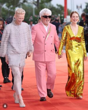 Julianne Moore Instagram - It was a beautiful night in Venice for the world premiere of @theroomnextdoormovie directed by the great Pedro Almodóvar. What a privilege it was to work with him and the extraordinary Tilda Swinton. Thank you @labiennale ❤️

And thank you to @matthieu_blazy #bottegaveneta @mookievibes 
@kateyoung @carolinedejean @nataliegilhool 
@kaymontano @halleybrisker @fabricioormonde @teresatarmey @iramshelton 

@eldeseo_ @insta_almodovar @sonyclassics @warnerbrosuk