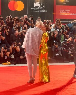 Julianne Moore Instagram - It was a beautiful night in Venice for the world premiere of @theroomnextdoormovie directed by the great Pedro Almodóvar. What a privilege it was to work with him and the extraordinary Tilda Swinton. Thank you @labiennale ❤️

And thank you to @matthieu_blazy #bottegaveneta @mookievibes 
@kateyoung @carolinedejean @nataliegilhool 
@kaymontano @halleybrisker @fabricioormonde @teresatarmey @iramshelton 

@eldeseo_ @insta_almodovar @sonyclassics @warnerbrosuk