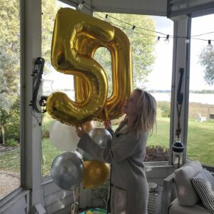 Julie Bélanger Instagram - Y’a les photos glam…et y’a la vraie vie.
Ce week-end j’ai été célébrée, aimée par mes proches. 
Mon noyau dur, mon cocon. 
Habillée en mou dans un chalet, entourée de nature, de musique, où on a mangé un repas copieux avec chef à domicile (merci @le376.charcuterie.bistro pour le repas délicieux et décadent 🤯😋) 
50 ans. Une belle grande étape de vie qui commence bien en maudit ❤️💫🥂