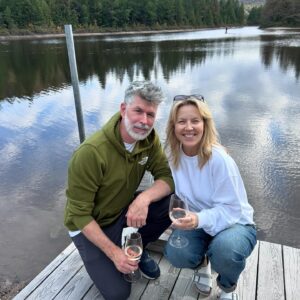 Julie Bélanger Instagram - Y’a les photos glam…et y’a la vraie vie.
Ce week-end j’ai été célébrée, aimée par mes proches. 
Mon noyau dur, mon cocon. 
Habillée en mou dans un chalet, entourée de nature, de musique, où on a mangé un repas copieux avec chef à domicile (merci @le376.charcuterie.bistro pour le repas délicieux et décadent 🤯😋) 
50 ans. Une belle grande étape de vie qui commence bien en maudit ❤️💫🥂