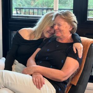 Julie Bélanger Instagram - Y’a les photos glam…et y’a la vraie vie.
Ce week-end j’ai été célébrée, aimée par mes proches. 
Mon noyau dur, mon cocon. 
Habillée en mou dans un chalet, entourée de nature, de musique, où on a mangé un repas copieux avec chef à domicile (merci @le376.charcuterie.bistro pour le repas délicieux et décadent 🤯😋) 
50 ans. Une belle grande étape de vie qui commence bien en maudit ❤️💫🥂