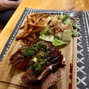 Julie Bélanger Instagram - Y’a les photos glam…et y’a la vraie vie.
Ce week-end j’ai été célébrée, aimée par mes proches. 
Mon noyau dur, mon cocon. 
Habillée en mou dans un chalet, entourée de nature, de musique, où on a mangé un repas copieux avec chef à domicile (merci @le376.charcuterie.bistro pour le repas délicieux et décadent 🤯😋) 
50 ans. Une belle grande étape de vie qui commence bien en maudit ❤️💫🥂
