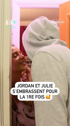 Julie Bertin Instagram - "Je vais me coucher avec des papillons dans le ventre" 🦋 
@jordan_0fficiel et @juliebrtn_off franchissent un nouveau cap ensemble en s’échangeant leur 1er baiser 👩‍❤️‍💋‍👨 
 
🔴 #Les50, disponible en avant-première sur M6  avec l’option M6 MAX