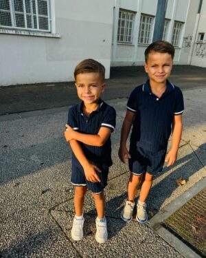 Julie Ricci Instagram - Bonne rentrée à tous. 
Pour nous ça c’est bien passé… 
Enfin un Gianni et un Giovann avec les yeux mouillés et quelques pleures , sûrement l’appréhension de la rentrée en CP pour Gianni et en MS pour Giovann mais cette journée c’est bien passé. 
Un petit bain , le dîner , une belle histoire et au dodo car c’est la reprise des bonnes habitudes aussi le mois de septembre.

Des bisous de nous 💋