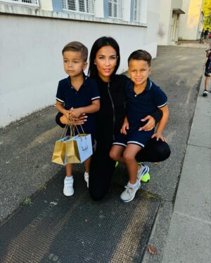 Julie Ricci Instagram - Bonne rentrée à tous. 
Pour nous ça c’est bien passé… 
Enfin un Gianni et un Giovann avec les yeux mouillés et quelques pleures , sûrement l’appréhension de la rentrée en CP pour Gianni et en MS pour Giovann mais cette journée c’est bien passé. 
Un petit bain , le dîner , une belle histoire et au dodo car c’est la reprise des bonnes habitudes aussi le mois de septembre.

Des bisous de nous 💋