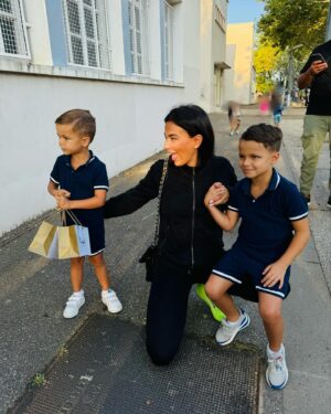 Julie Ricci Instagram - Bonne rentrée à tous. 
Pour nous ça c’est bien passé… 
Enfin un Gianni et un Giovann avec les yeux mouillés et quelques pleures , sûrement l’appréhension de la rentrée en CP pour Gianni et en MS pour Giovann mais cette journée c’est bien passé. 
Un petit bain , le dîner , une belle histoire et au dodo car c’est la reprise des bonnes habitudes aussi le mois de septembre.

Des bisous de nous 💋