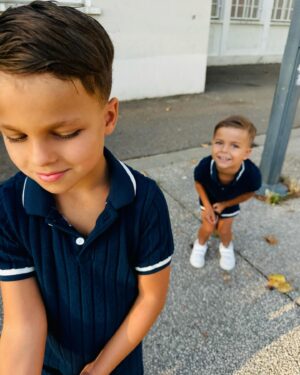 Julie Ricci Instagram - Bonne rentrée à tous. 
Pour nous ça c’est bien passé… 
Enfin un Gianni et un Giovann avec les yeux mouillés et quelques pleures , sûrement l’appréhension de la rentrée en CP pour Gianni et en MS pour Giovann mais cette journée c’est bien passé. 
Un petit bain , le dîner , une belle histoire et au dodo car c’est la reprise des bonnes habitudes aussi le mois de septembre.

Des bisous de nous 💋