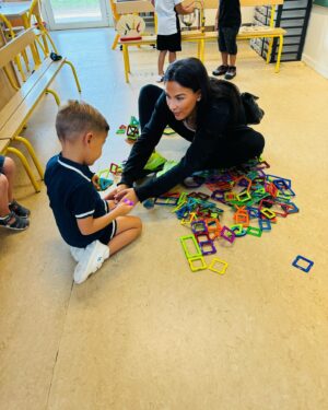 Julie Ricci Instagram - Bonne rentrée à tous. 
Pour nous ça c’est bien passé… 
Enfin un Gianni et un Giovann avec les yeux mouillés et quelques pleures , sûrement l’appréhension de la rentrée en CP pour Gianni et en MS pour Giovann mais cette journée c’est bien passé. 
Un petit bain , le dîner , une belle histoire et au dodo car c’est la reprise des bonnes habitudes aussi le mois de septembre.

Des bisous de nous 💋