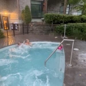 Julie Ringuette Instagram - On a adoré @resort_entourage  en hiver, mais là, c’est un véritable coup de cœur qu’on a eu! La plage, le spa, la salle de jeu, le resto, LE GYM (il est immense), le secteur et l’incroyable service! Un véritable resort ami des familles! Sans blague, si passez dans le coin de Québec, c’est un incontournable. #Lacbeauport #Vacances #Resort #Quebec (un merci spécial à Jean.🙌)