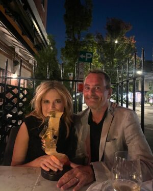Julie Snyder Instagram - Encore une fois cette année, @completement_lycee a brillé au 39ème @prixgemeaux en gagnant deux statuettes dorées. Celle de Meilleure comédie ou comédie dramatique, et celle de Marc-Olivier Valiquette pour meilleure réalisation comédie ou comédie dramatique. 🏆🥳🏫🎓
 
D’abord, je tiens à féliciter et surtout remercier @pierreyves.roydesmarais et @rosalievaillancourt qui ont eu cette idée originale.
 
Merci à toute l’équipe de @prodjinc qui y a cru @madcant et @m_s_grenier_ 
 
Bravo à l’autrice Sandrine Viger-Beaulieu et à l’auteur Charles-Alexandre Durand.
 
Je veux aussi féliciter nos autres incroyables comédiens : @katherine_levac , @patrickabellard , @antoinepilon , @pierreluclafontaine , Bernard Fortin, Patrice Dubois, Nahéma Ricci, @mill_ions , @eric_bernier__ , Martin-David Peters et aussi les nouveaux visages comme @julebreton , @joanieguerin ,  @steve_f.diouf . Bravo aussi à @turbo_stoke , Richard Fréchette, Chloé Leduc-Roy, @noemieleducroy , @louisgirardbock , @mathbougie .
 
Bravo à la productrice @cammontreuil , au producteur @sebastienpoussard , et aux producteurs exécutifs @francislaforest et @louisnoel05 , au réalisateur @marcopop et à @christo40dop à la direction photo.
 
Merci à Bell Média, dirigé par @suzane.landry et particulièrement @parizeausophie et @julianechoix qui font partie des plus grandes fans de Complètement Lycée, elles ont vraiment cru au projet.
 
Merci @simpier8 , Chantale Dostie, Nathalie Petit qui ont porté ce projet à bout de bras.
 
📺 La saison 2 est en onde présentement sur Noovo et noovo.ca, les mercredis soirs à 20h30. La série est aussi disponible en intégralité sur @cravecanadafr .