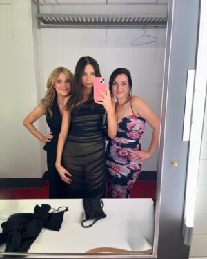 Julie Snyder Instagram - Rencontre en coulisses des @prixgemeaux avec l’iconique Jeanette! 
Dans la loge avec @romy.ps et @mplefebvre 
💕