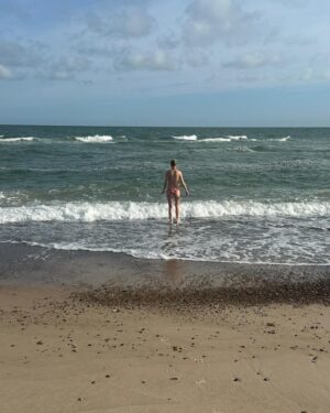 Julie Zangenberg Instagram - På badehotel med venner🌊🩱🍖🌬️🐝🍃