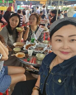 Jung Kyoung-mi Instagram - 나의 생일날!

증갱미입니다!
어제는 저의 생일이었지요~ 
일 마치고 약속한 듯 동생들이 하나둘 와줬어요!
짧은 시간이었지만 밥도 먹고 차도 마시고 
‘나 너무 행복하다’ 속으로 계속 말했지요.

항시 날 위해 애써주는 우리 매니저들, 피디님들이 
여으네인처럼 카니발 뒤에 풍선도 달아주고 흐흑 
(풍선이 날아가서 줍느라 하하핳하핳하) 
내가 더 열심히 뛸께요. 

싸모님 릴스를 도와주는 우리 김포언니들, 김이사님
내 마음에 청룡영화제 여우주연상입니다.

그라고 정말 많은 축하메세지를 받았어요.
감사하고 또 감사해요!
주신 마음 잊지않고 베풀면서 살께요.

케익의 나이가 60살? 45살? 
뭣이 중요해요!
나는 그냥 행복합니다.

생일날 술 한 잔 못하고 운동간 엔딩이 슬픈 여인….