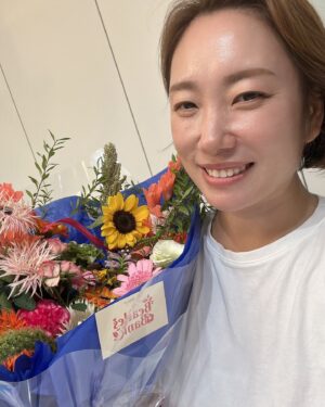 Jung Kyoung-mi Instagram - 나의 생일날!

증갱미입니다!
어제는 저의 생일이었지요~ 
일 마치고 약속한 듯 동생들이 하나둘 와줬어요!
짧은 시간이었지만 밥도 먹고 차도 마시고 
‘나 너무 행복하다’ 속으로 계속 말했지요.

항시 날 위해 애써주는 우리 매니저들, 피디님들이 
여으네인처럼 카니발 뒤에 풍선도 달아주고 흐흑 
(풍선이 날아가서 줍느라 하하핳하핳하) 
내가 더 열심히 뛸께요. 

싸모님 릴스를 도와주는 우리 김포언니들, 김이사님
내 마음에 청룡영화제 여우주연상입니다.

그라고 정말 많은 축하메세지를 받았어요.
감사하고 또 감사해요!
주신 마음 잊지않고 베풀면서 살께요.

케익의 나이가 60살? 45살? 
뭣이 중요해요!
나는 그냥 행복합니다.

생일날 술 한 잔 못하고 운동간 엔딩이 슬픈 여인….