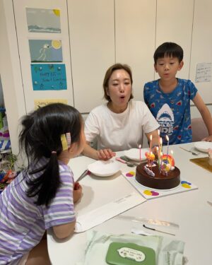 Jung Kyoung-mi Instagram - 나의 생일날!

증갱미입니다!
어제는 저의 생일이었지요~ 
일 마치고 약속한 듯 동생들이 하나둘 와줬어요!
짧은 시간이었지만 밥도 먹고 차도 마시고 
‘나 너무 행복하다’ 속으로 계속 말했지요.

항시 날 위해 애써주는 우리 매니저들, 피디님들이 
여으네인처럼 카니발 뒤에 풍선도 달아주고 흐흑 
(풍선이 날아가서 줍느라 하하핳하핳하) 
내가 더 열심히 뛸께요. 

싸모님 릴스를 도와주는 우리 김포언니들, 김이사님
내 마음에 청룡영화제 여우주연상입니다.

그라고 정말 많은 축하메세지를 받았어요.
감사하고 또 감사해요!
주신 마음 잊지않고 베풀면서 살께요.

케익의 나이가 60살? 45살? 
뭣이 중요해요!
나는 그냥 행복합니다.

생일날 술 한 잔 못하고 운동간 엔딩이 슬픈 여인….