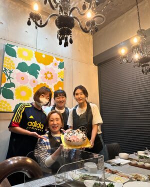 Jung Kyoung-mi Instagram - 나의 생일날!

증갱미입니다!
어제는 저의 생일이었지요~ 
일 마치고 약속한 듯 동생들이 하나둘 와줬어요!
짧은 시간이었지만 밥도 먹고 차도 마시고 
‘나 너무 행복하다’ 속으로 계속 말했지요.

항시 날 위해 애써주는 우리 매니저들, 피디님들이 
여으네인처럼 카니발 뒤에 풍선도 달아주고 흐흑 
(풍선이 날아가서 줍느라 하하핳하핳하) 
내가 더 열심히 뛸께요. 

싸모님 릴스를 도와주는 우리 김포언니들, 김이사님
내 마음에 청룡영화제 여우주연상입니다.

그라고 정말 많은 축하메세지를 받았어요.
감사하고 또 감사해요!
주신 마음 잊지않고 베풀면서 살께요.

케익의 나이가 60살? 45살? 
뭣이 중요해요!
나는 그냥 행복합니다.

생일날 술 한 잔 못하고 운동간 엔딩이 슬픈 여인….