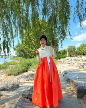 Jung Kyoung-mi Instagram - 🌹🫧🫧🌹
방울자매 인사드립니다.
즈희 작곡가슨생님 모집에 많은 관심 가져주심에 참으로 감사드립니다.

동네방네 연락이 많이 옵니다.
우튜브라는 영상매체를 해보자고 말씀하시는데
요즘 유행을 선도한다 전해들었습니다.

혹여나 말로 사람맘을 훔치고 갖고 노는 질나쁜 도적떼들은 아니겠지요?

어머니와 두아버지께서 걱정이 많으십니다.
즈희가 서방과 자식새끼들이 있어야 할 20대 나이에
이로케 무모한 일을 벌여 부모님들께 불효를 하는 것은 아닌지,
그렇다한들,
즈희의 맘은 못꺾습니다.

여러분들께 즈희의 다채로운 매력을 발산해드리겠습니다.
원하시는 도전영상이나 요즘따라 유행하는 것들을 
아래에 답서로 부탁드립니다.

🔪칼을 꺼내들었으니 즈희는 무를 썰어보겠습니다.🔪

-한방울,두방울 올림-