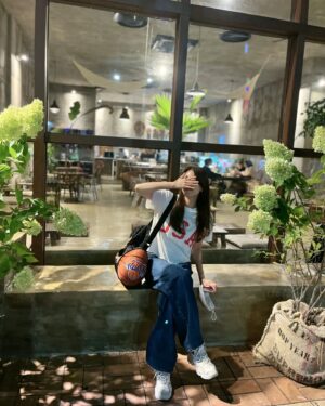 Jung Si-a Instagram - 보고있어도 보고싶은 울 #쭈누_  만나러~🏀 
photo by 백집사