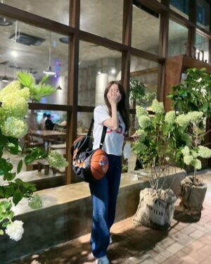Jung Si-a Instagram - 보고있어도 보고싶은 울 #쭈누_  만나러~🏀 
photo by 백집사