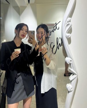 Jung Yoo-jin Instagram - 🖤
