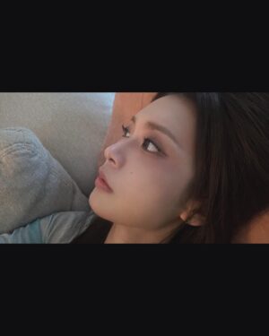 Jung Yoo-jin Instagram - 🖤