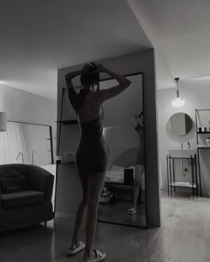 Jung Yoo-jin Instagram - 🖤